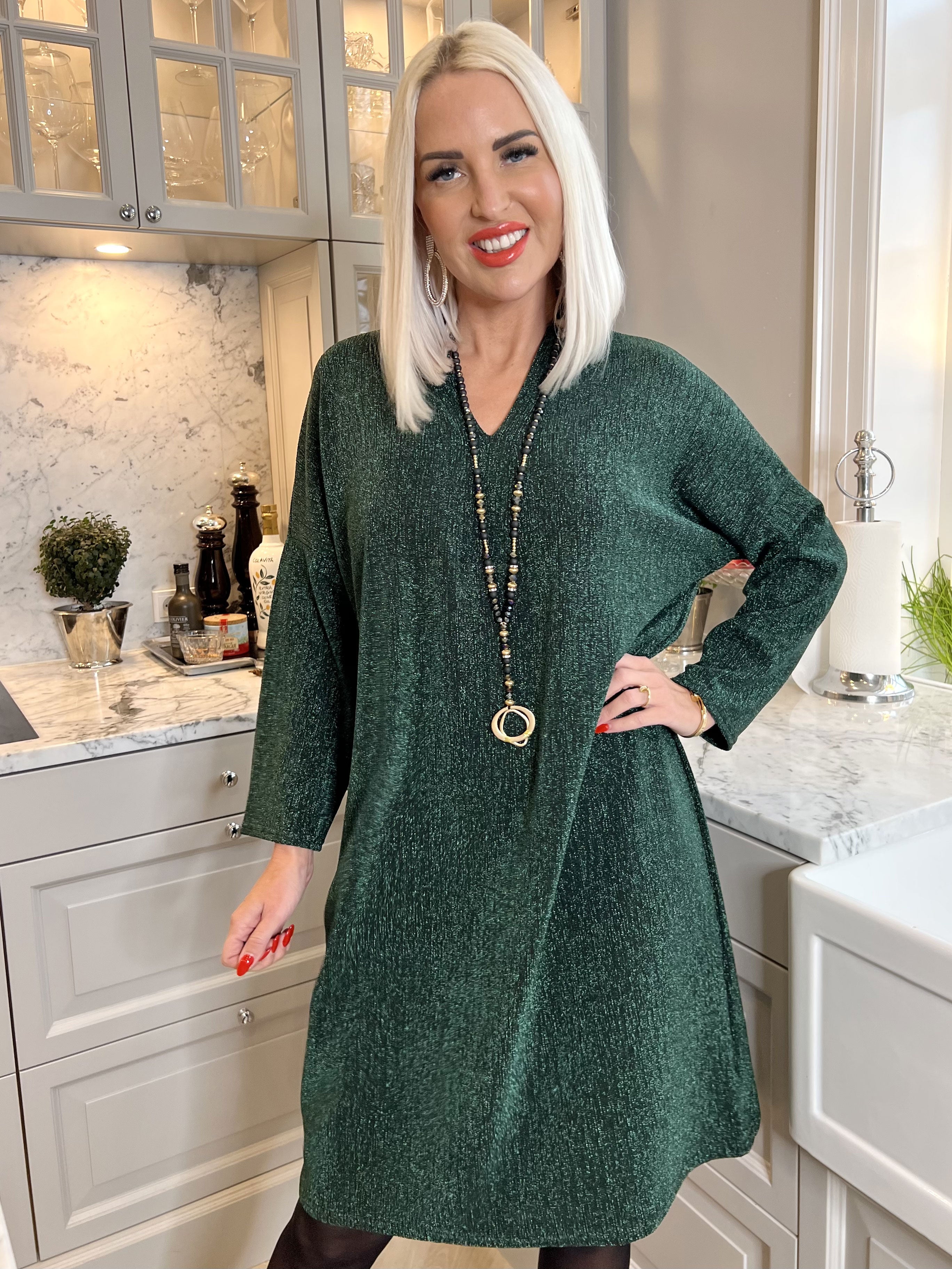 Audine - Enkel glittrig klänning i elastiskt tyg i stora storlekar